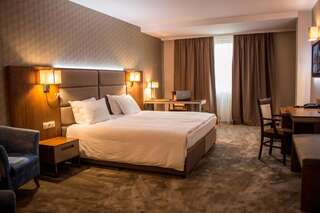 Отель Hotel Golden Tulip Varna Варна Представительский двухместный номер с 1 кроватью или 2 отдельными кроватями-3