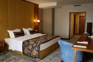 Отель Hotel Golden Tulip Varna Варна Представительский двухместный номер с 1 кроватью или 2 отдельными кроватями-5