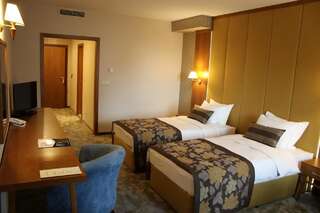 Отель Hotel Golden Tulip Varna Варна Стандартный двухместный номер с 1 кроватью или 2 отдельными кроватями-4