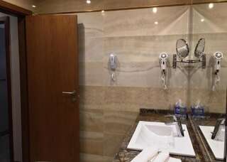 Отель Hotel Golden Tulip Varna Варна Трехместный номер-2