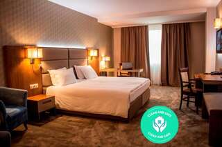 Отель Hotel Golden Tulip Varna Варна Представительский двухместный номер с 1 кроватью или 2 отдельными кроватями-1