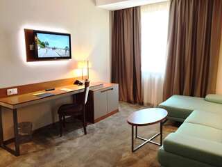 Отель Hotel Golden Tulip Varna Варна Люкс-9