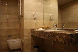 Отель Hotel Golden Tulip Varna Варна Представительский двухместный номер с 1 кроватью или 2 отдельными кроватями-6