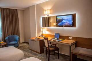 Отель Hotel Golden Tulip Varna Варна Стандартный двухместный номер с 1 кроватью или 2 отдельными кроватями-9