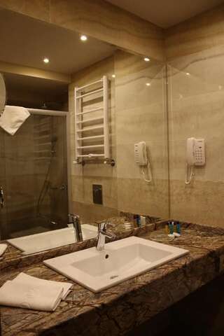 Отель Hotel Golden Tulip Varna Варна Стандартный двухместный номер с 1 кроватью или 2 отдельными кроватями-13